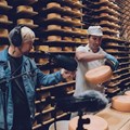 Wie sich der Käse beim Reifen anhört, nimmt Popularmusikbeauftragter Max Schlichter in der Schaukäserei Wiggensbach auf. - Foto: Michael Richter
