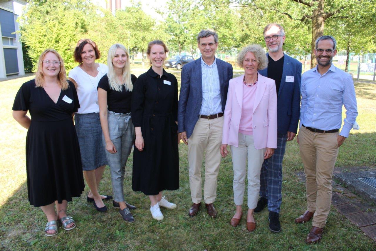 Sie engagieren sich seit mehr als einem Jahr für das Präventions- und Unterstützungsprojekt Cannabis und Psychose (CaP) am Bezirkskrankenhaus Augsburg: (von links) Ayla Fickler, Meike Lies (beide Betreutes Einzelwohnen; Condrobs), Psychologin Lena Vollmer, Oberärztin Dr. Sophie-Kathrin Kirchner (beide BKH/Unimedizin Augsburg), Guido Freiherr von Crailsheim (Vorstand Robert-Vogel-Stiftung), Karin Wiggenhauser (Bereichsleiterin), Stefan Wenger (Abteilungsleiter; beide Condrobs), Prof. Dr. Alkomiet Hasan (Ärztlicher Direktor BKH).