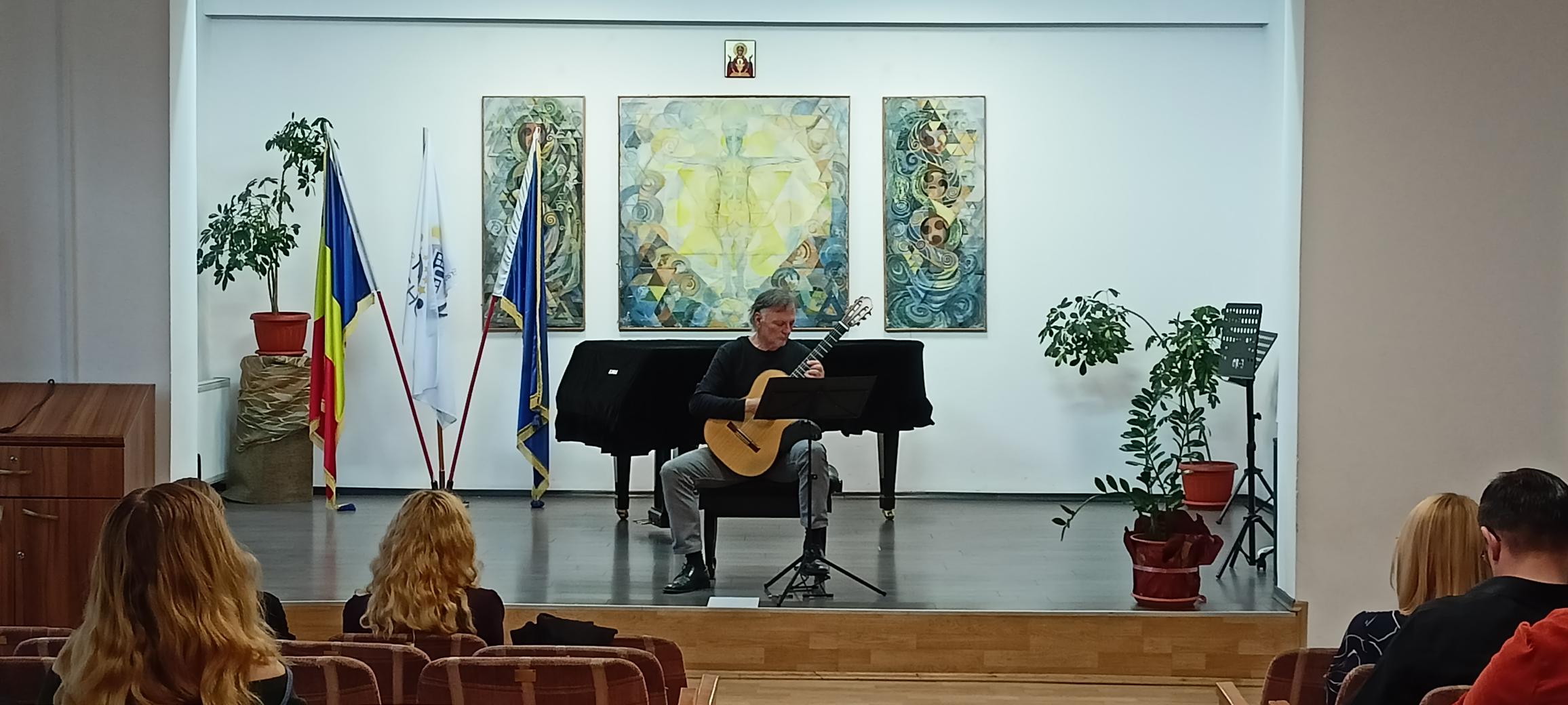 Stefan Barcsay auf der Bühne der „Ciprian Purumbescu“ Musikschule, Fotografin: Dr. Katharina Haberkorn