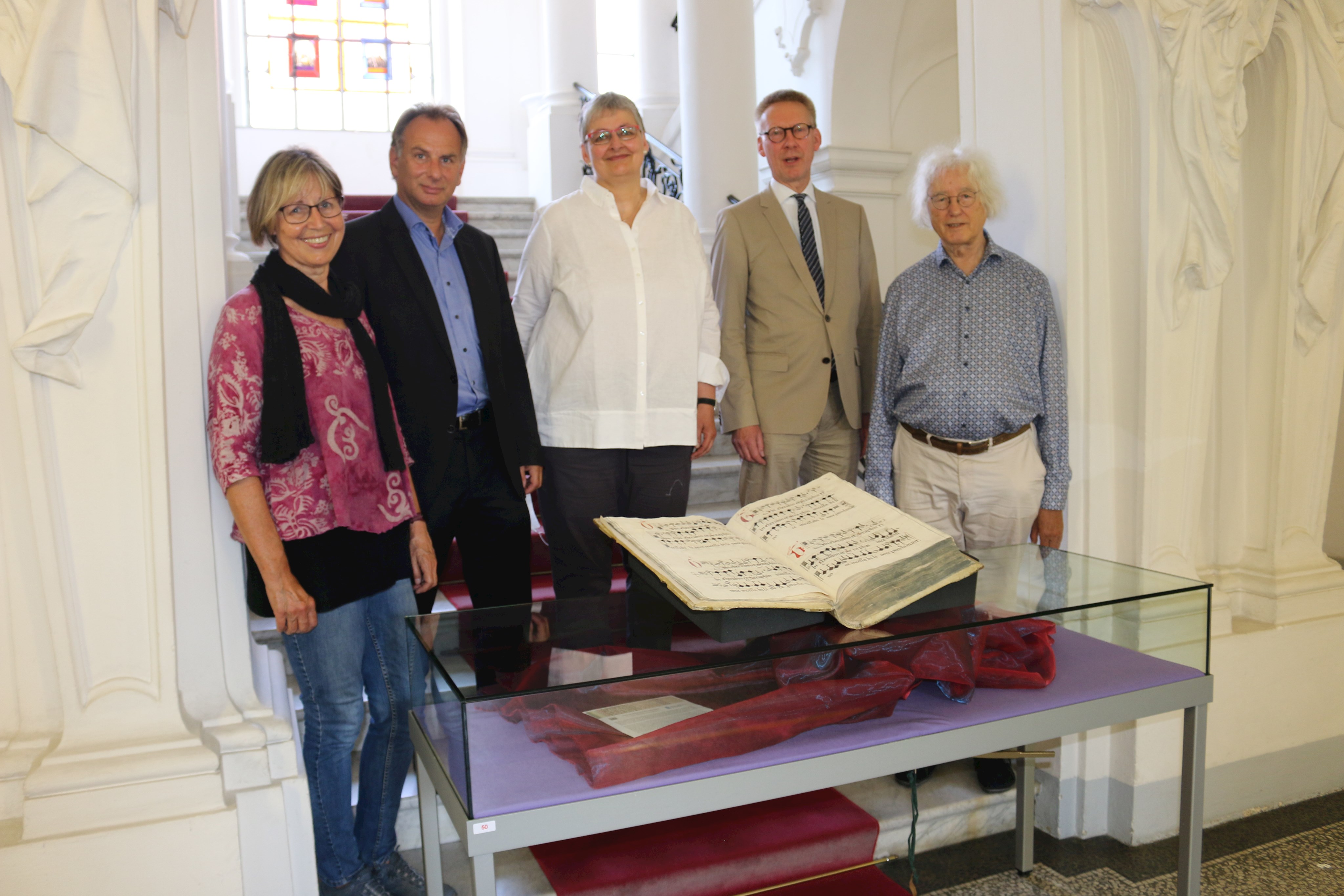 (v.l.n.r.): 
Ursula Korber und Dr. Karl-Georg Pfändtner (Staats- und Stadtbibliothek Augsburg), Katrin Holly (Freundeskreis „Initiative Staats- und Stadtbibliothek Augsburg e.V.“), Dr. Stefan Raueiser (Schwäbisches Bildungszentrum Irsee ) und Roland Götz (studio XVII augsburg) bei der Buchvorstellung.