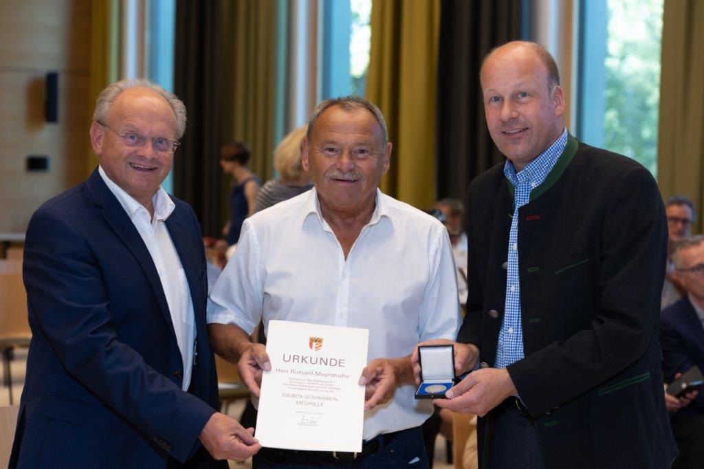 Medaille für Fußball-Botschafter: Bezirk würdigt Schiri-Urgestein Richard „Ritschi“ Mayrshofer 