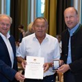 Bezirkstagspräsident Martin Sailer (r.) und der stellvertretende Bezirkstagspräsident Alfons Weber (l.) würdigen Richard Mayrshofer mit der „Sieben-Schwaben-Medaille“. -  Foto: Katrin Rode