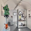 Blick in den Bauwagen mit seinen Ausstellungsstücken - Foto:  Tanja Kutter