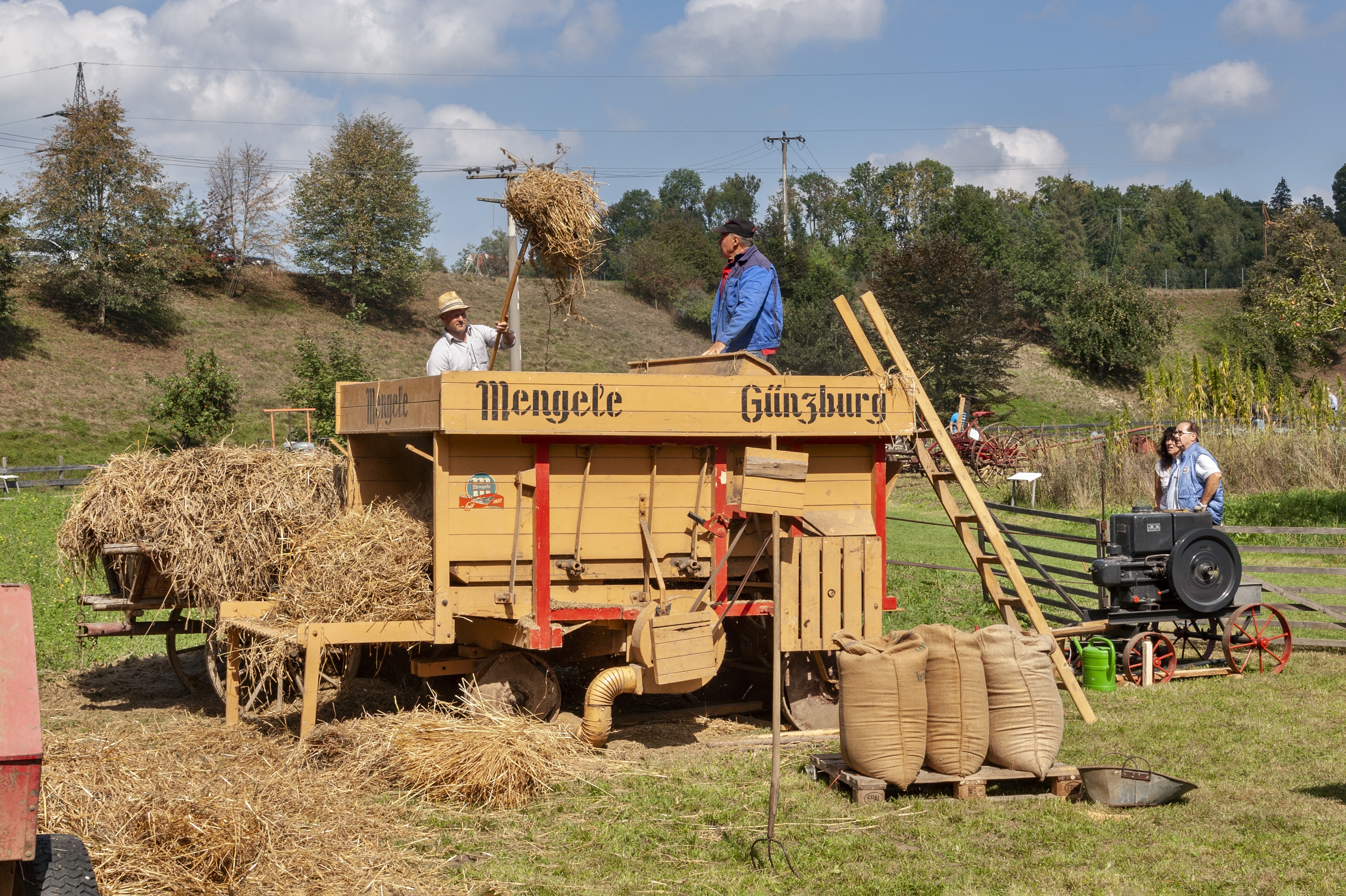 Am Großen Erntetag laufen im Bauernhofmuseum Illerbeuren die Mähdrescher und Windfegen heiß. Und die Besucher dürfen über alte Technik staunen und selber mitanpacken