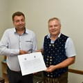 Die Bürgermeister Valentin Hlopina (Woloka) und Toni Brugger (Thierhaupten) unterzeichnen eine Freundschaftserklärung. - Foto: Dumitiu Penteleichuk Die Bürgermeister Valentin Hlopina (Woloka) und Toni Brugger (Thierhaupten) unterzeichnen eine Freundschaftserklärung. - Foto: Dumitiu Penteleichuk