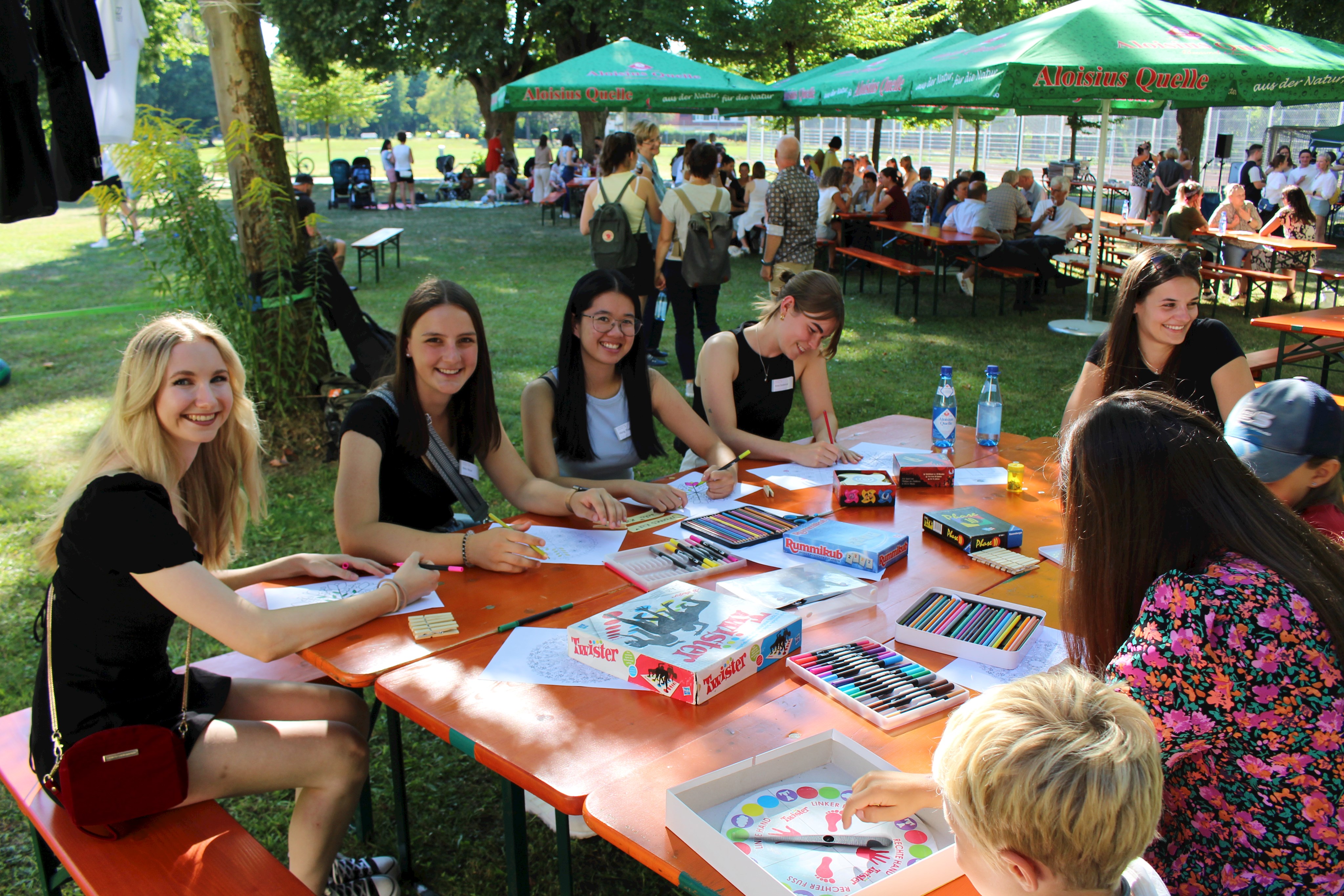 Zum Geburtstagsfest ihrer Schule waren zahlreiche ehemalige und amtierende Physio-Schülerinnen und Schüler gekommen. An einer Wäscheleine im Hintergrund hingen die Examenshemden eines jeden Abschlusskurses. Bild: Georg Schalk, Bezirkskliniken Schwaben