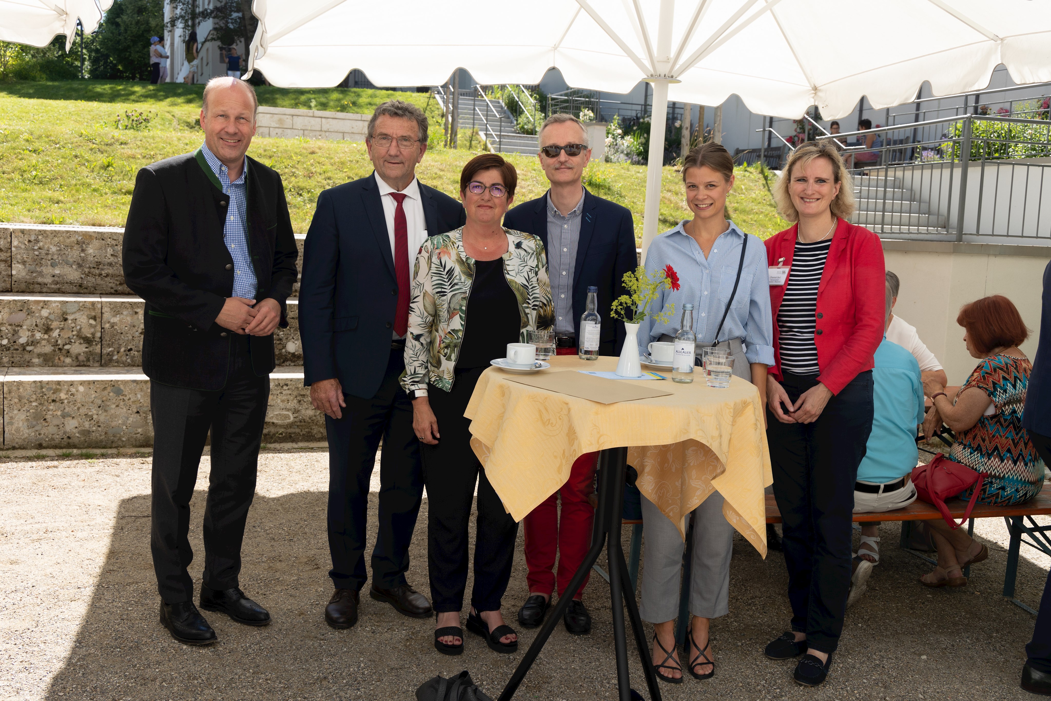 v.l.n.r. Bezirkstagspräsident Martin Sailer, Gérard Dujarrier, Sylvie Vielle, Al-ban Chuniaud (Département de la Mayenne), Julie Thro, Chantal Sell.