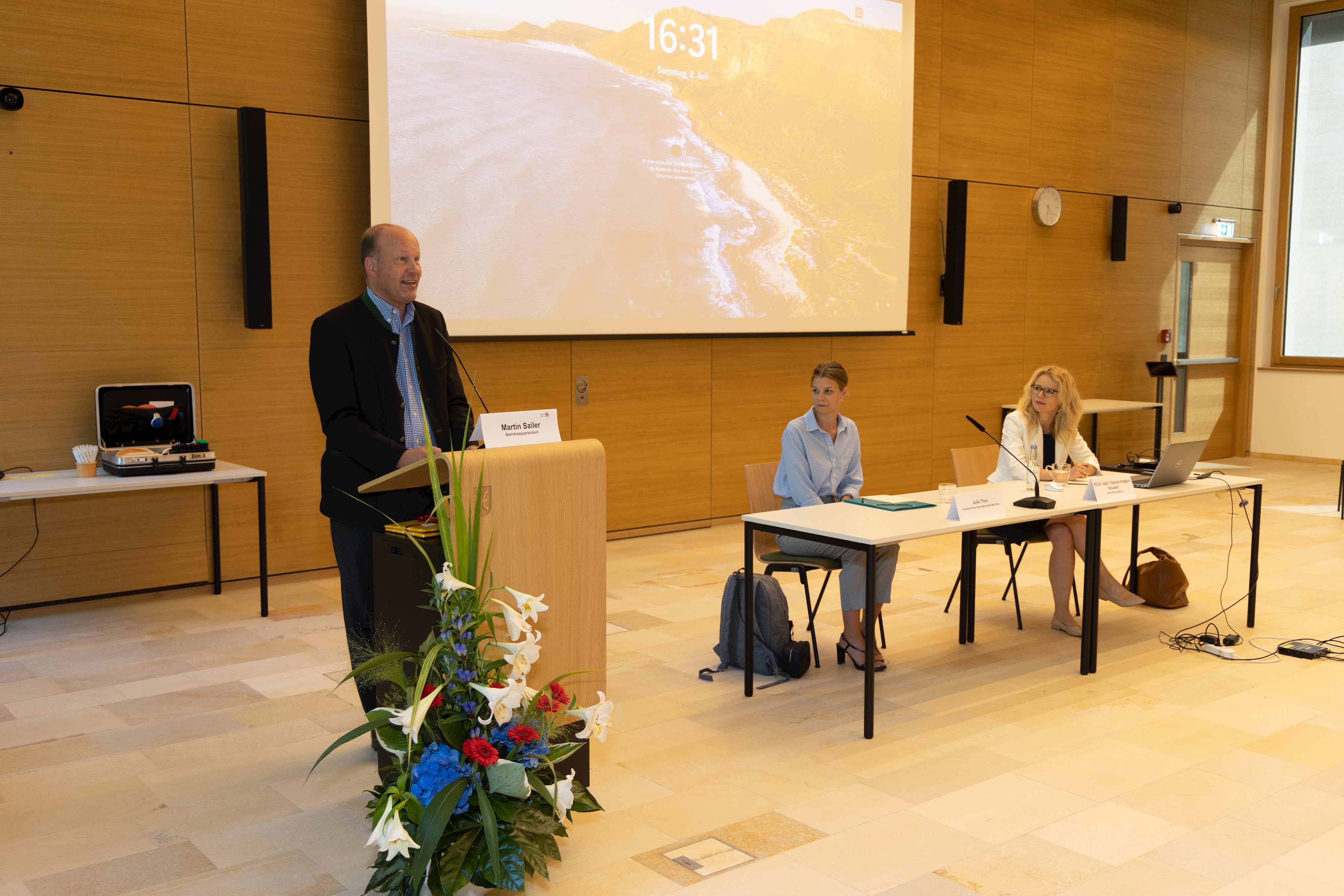 Bezirkstagspräsident Martin Sailer, Julie Thro, PD Dr. habil. Tetyana Hog-gan-Kloubert.