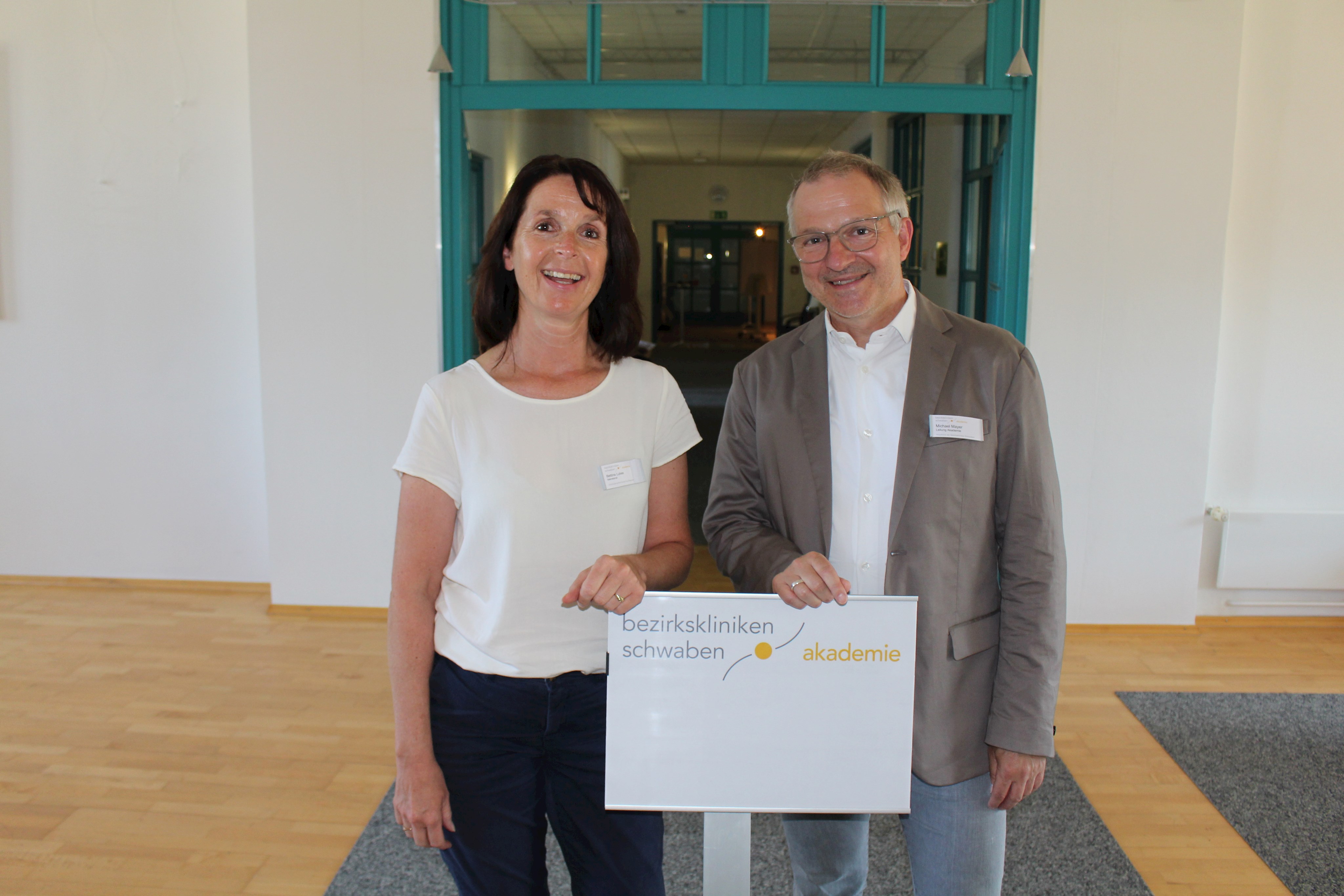 Der neue Leiter Michael Mayer arbeitet mit seiner Mitarbeiterin Bettina Lukes an einem neuen Konzept für die Akademie der Bezirkskliniken Schwaben. Das Bildungszentrum hat weiterhin seinen Sitz im Bezirkskrankenhaus (BKH) Kaufbeuren. Bild: Georg Schalk, Bezirkskliniken Schwaben