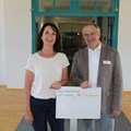 Der neue Leiter Michael Mayer arbeitet mit seiner Mitarbeiterin Bettina Lukes  Bild: Georg Schalk, Bezirkskliniken Schwaben