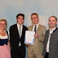 Zertifikatsübergabe in München zeigt Bayerns Wirtschaftsminister H. Aiwanger, Werkleiter Dr. S. Raueiser, P. Semer (dualer Student des Hotelmanagements in Kloster Irsee) und DEHOGA-Präsidentin A.Inselkammer (v.r.n.l.) -  Foto: Irmi Gessner