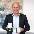 Bezirkstagspräsident Martin Sailer wird mit dem Verdienstkreuz der Bukowina geehrt. - Foto: Elisabeth Heisig