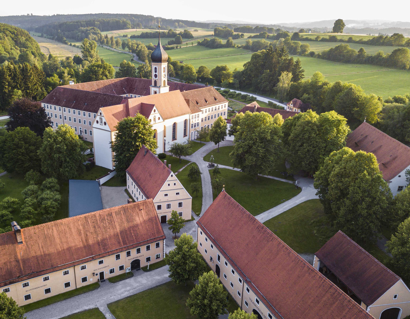 Abteikirche mit Kloster und Museumsgebäuden von oben gesehen