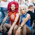 Eine Augsburger Dragqueen ist eine der Grenzgänger/-innen, die im Mittelpunkt der Ausstellung „Über Grenzen“ im Museum Oberschönenfeld stehen. Bildnachweis: Raphael Renter