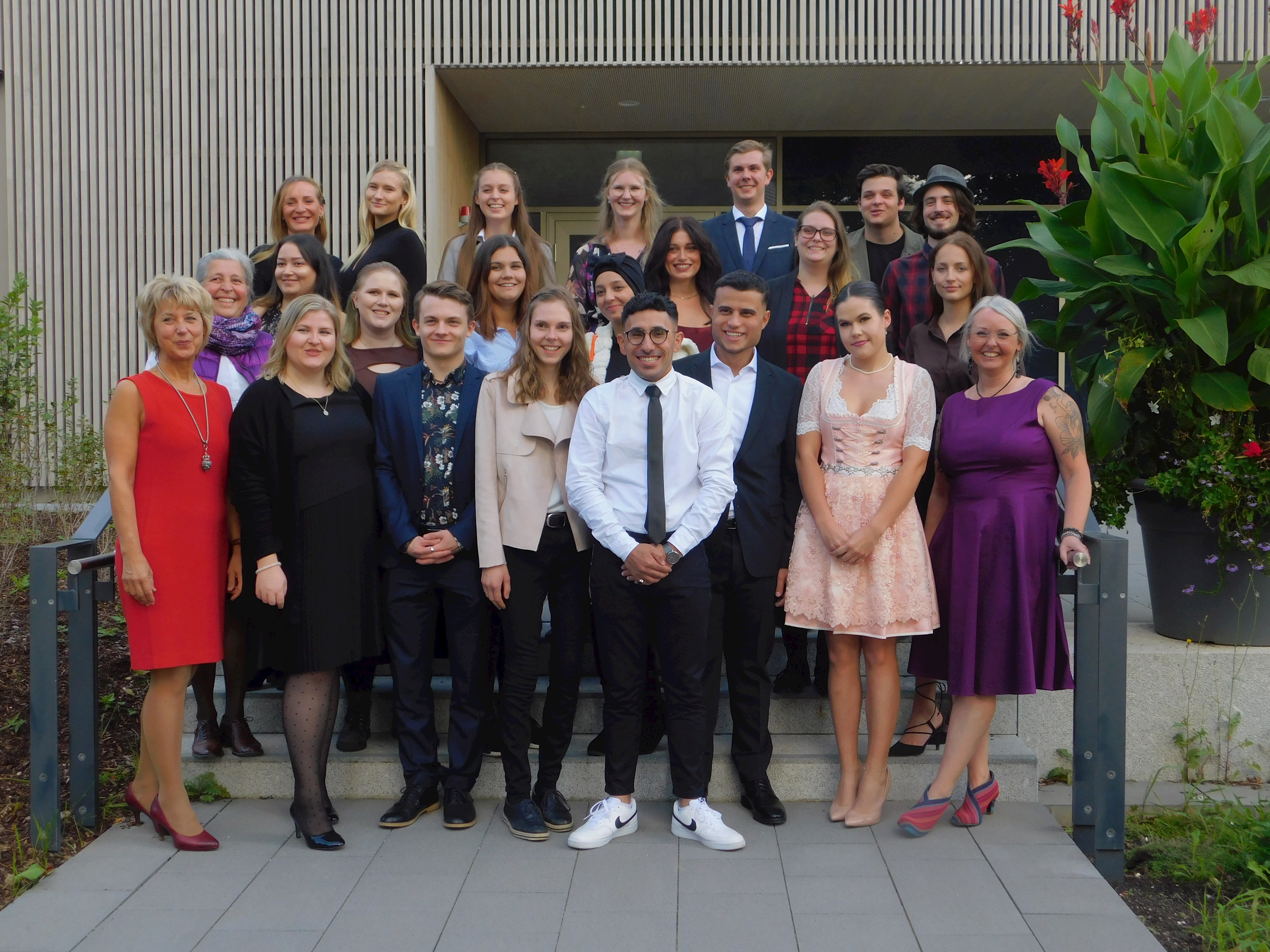 Gruppenbild der Klasse H 19 der Berufsfachschule für Pflege der Bezirkskliniken Schwaben in Günzburg