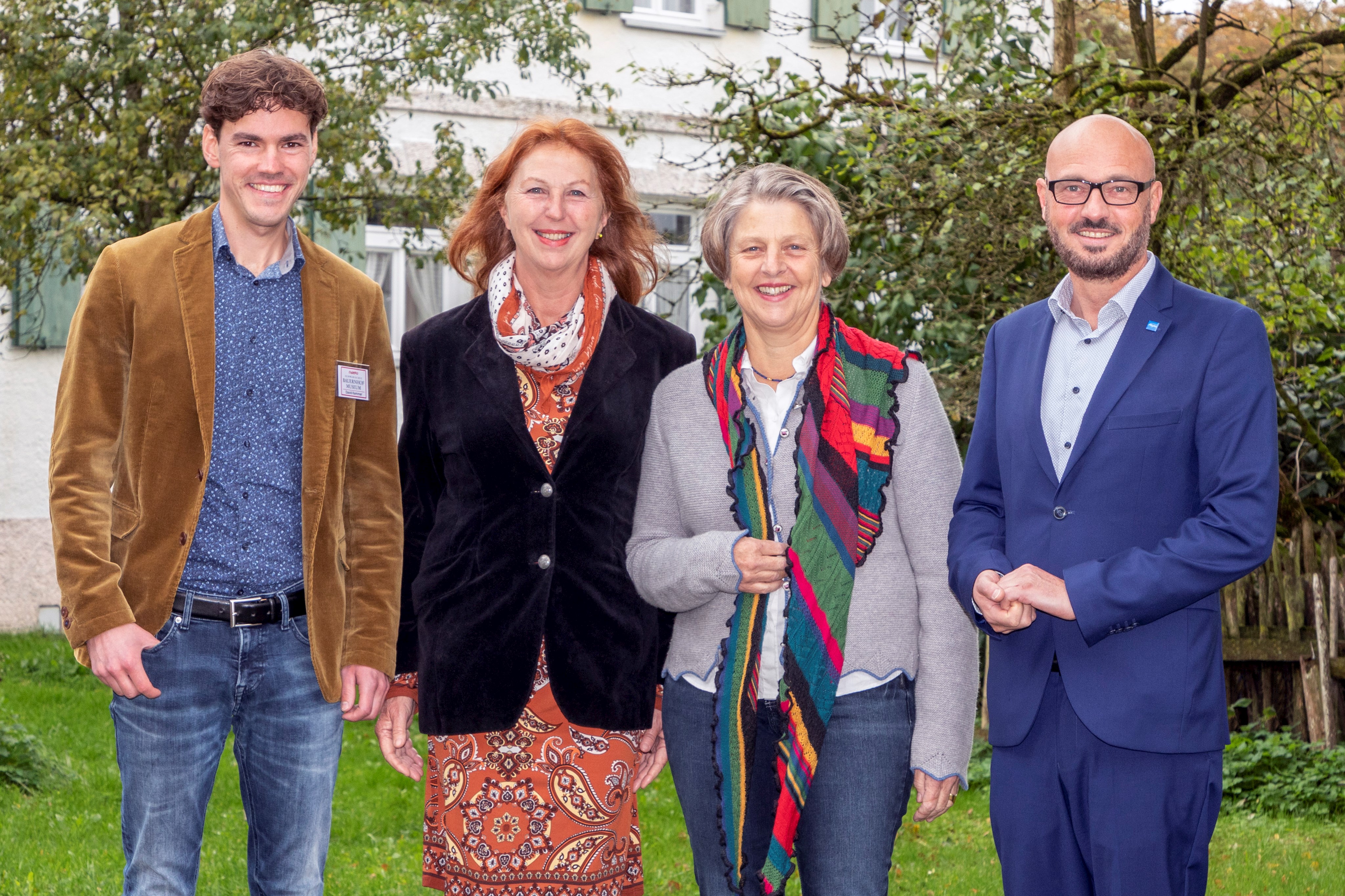 v.l.n.r. David Kemmer (Kurator der Ausstellung), Gudrun Thiel (Stv. Museumsleitung, Bauernhofmuseum Illerbeuren), Barbara Holzmann (Bezirkstagsvizepräsidentin, Bezirk Schwaben), Michael Helfert (Stv. Landrat Lkr. Unterallgäu