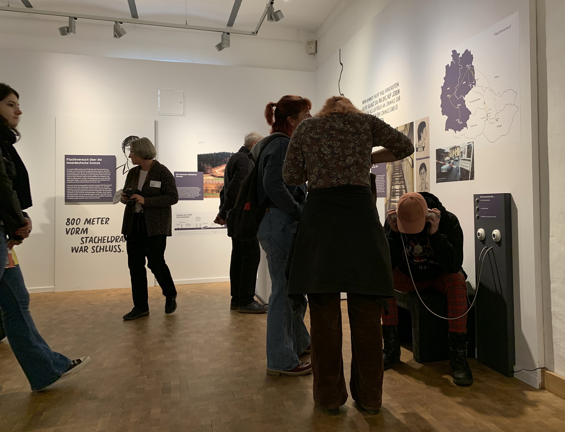 Reges Interesse an der Hörstation in der Ausstellung „Über Grenzen“ - Foto: Christine Hofmann-Brand