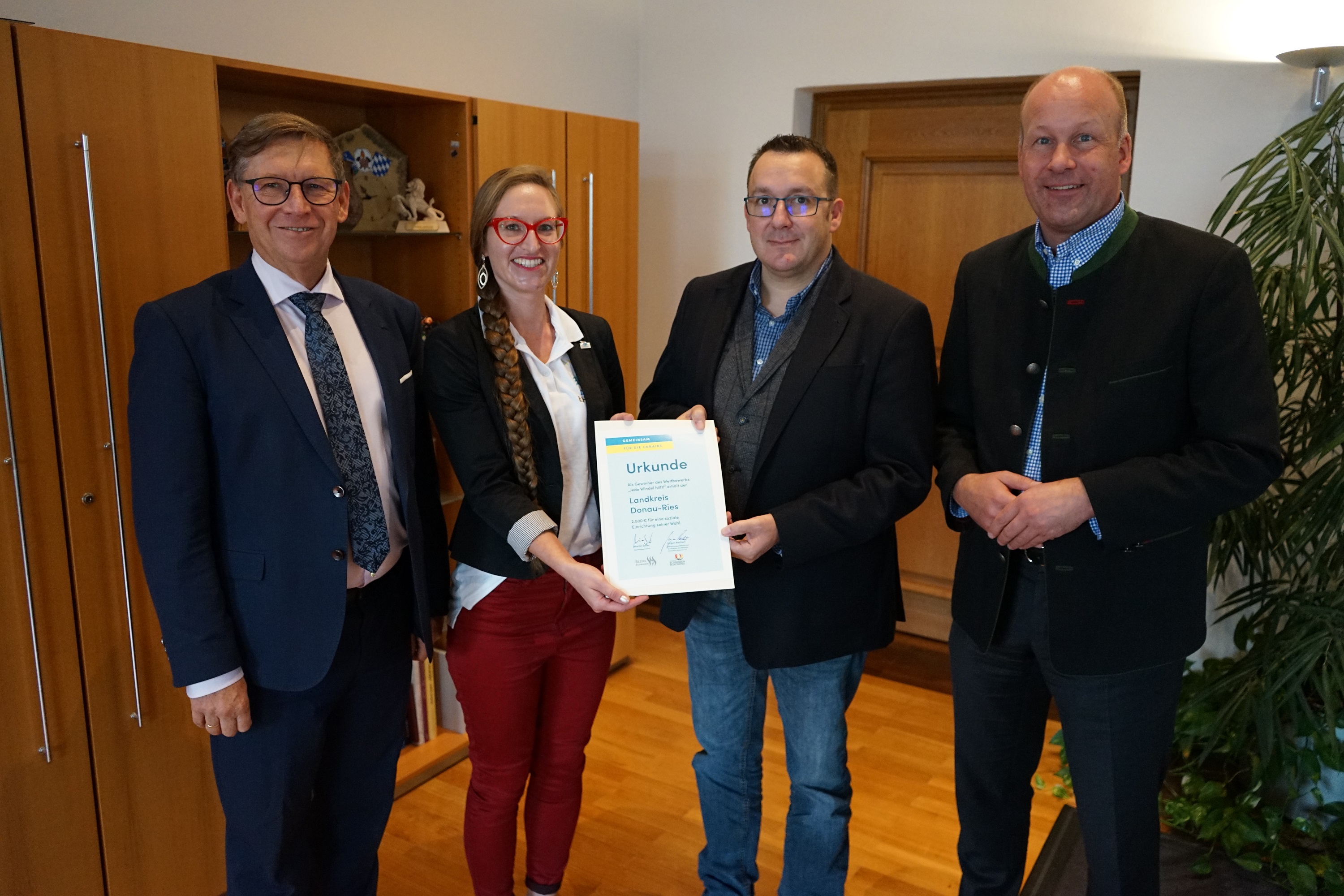 Spendenkampagne „Jede Windel hilft!“: Bezirk zeichnet Landratsamt Donau-Ries aus