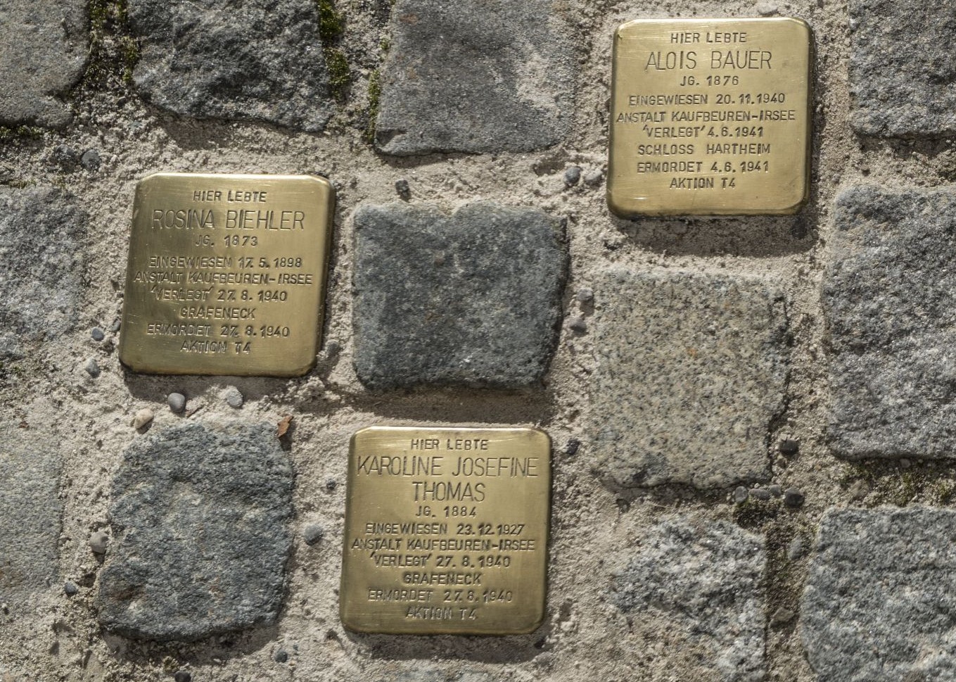 Die drei STOLPERSTEINE verweisen exemplarisch auf Mordopfer der T4-Aktion aus der ehemaligen Pflegeanstalt Irsee. -Foto: Achim Bunz