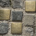 Die drei STOLPERSTEINE verweisen exemplarisch auf Mordopfer der T4-Aktion aus der ehemaligen Pflegeanstalt Irsee. -Foto: Achim Bunz