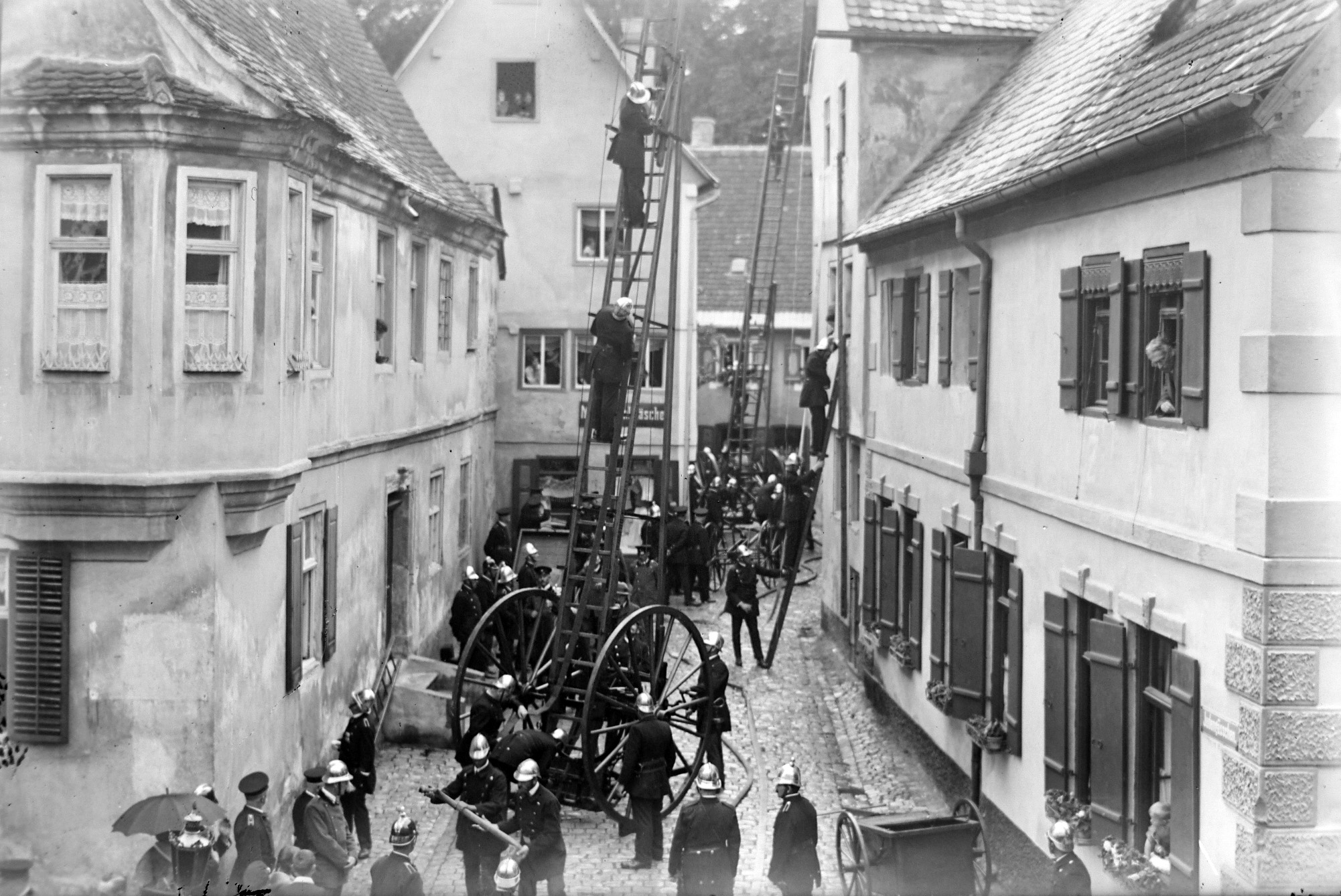 Die Nürnberger Balanceleiter von 1896 bei einer Feuerwehrübung 1929 im Judengässchen in Oettingen - Foto: Heimatmuseum Oettingen, Sammlung Fischer