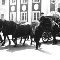 Eine der letzten Fahrten mit dem städtischen Leichenwagen: die Beerdigung des ehemaligen katholischen Stadtpfarrers Dr. Fackler 1969 - Foto: Heimatmuseum Oettingen, Sammlung Fischer Eine der letzten Fahrten mit dem städtischen Leichenwagen: die Beerdigung des ehemaligen katholischen Stadtpfarrers Dr. Fackler 1969 - Foto: Heimatmuseum Oettingen, Sammlung Fischer