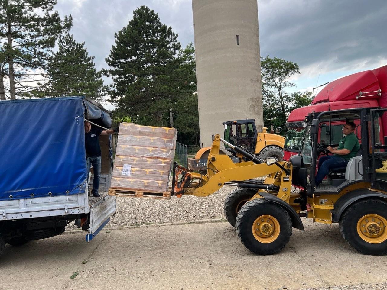 Ein Gabelstapler verlädt Paletten in einen Transporter