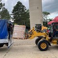 Ein Gabelstapler verlädt Paletten in einen Transporter