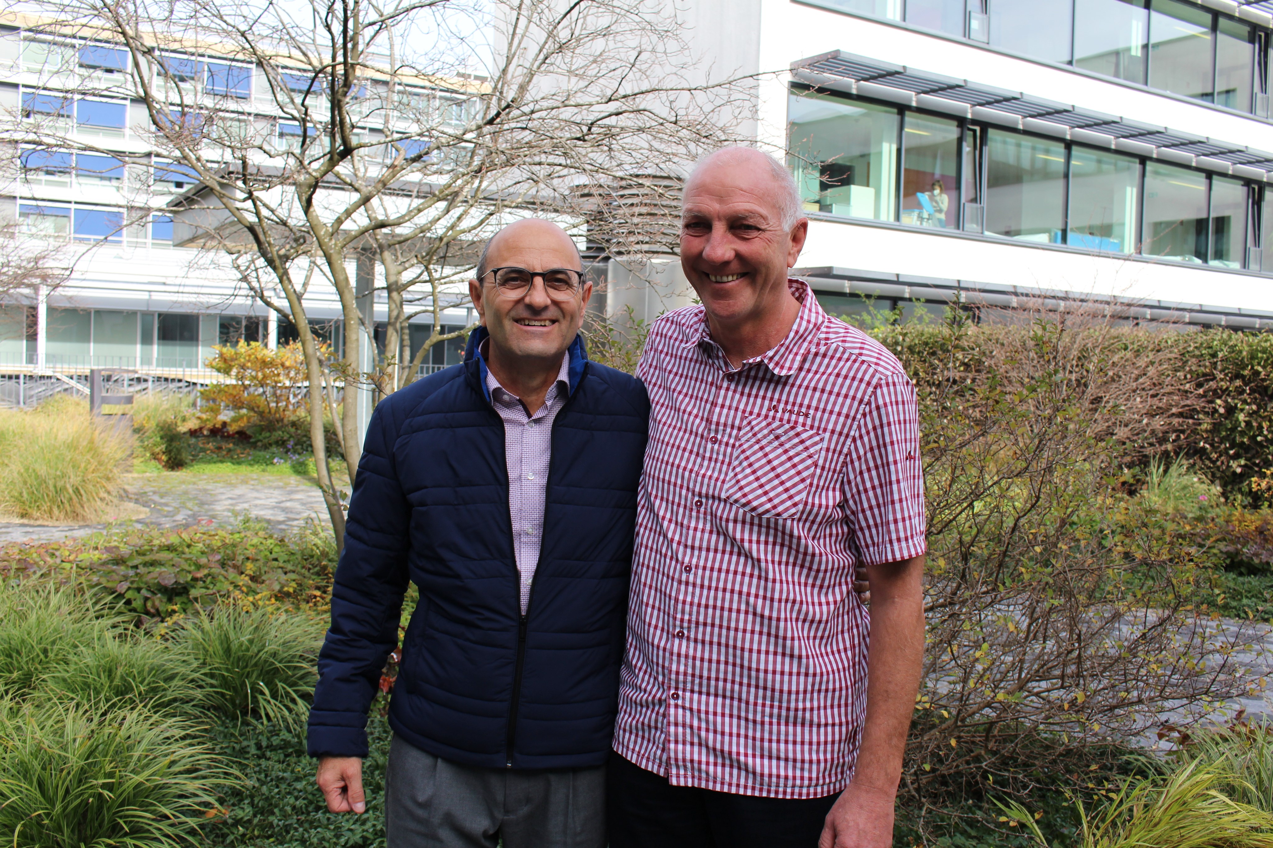 Sie kennen jeden Winkel des Bezirkskrankenhauses Kempten: Manfred Fusz (links) und Hubert Strobel. Die beiden Mitarbeiter der Regionalleitung gehen demnächst in Ruhestand. Bild: Georg Schalk, Bezirkskliniken Schwaben