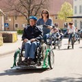Menschen mit und ohne Behinderung fahren mit verschiedenen Fahrrädern