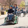 Menschen mit und ohne Behinderung fahren mit verschiedenen Fahrrädern Menschen mit und ohne Behinderung fahren mit verschiedenen Fahrrädern