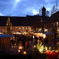 Liebevoll ausgestattet entfaltet der am Waldrand gelegene Weihnachtsmarkt eine stimmungsvolle Atmosphäre.  Foto: Marcus Merk
