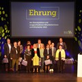 Die Jubilare des Bezirkes Schwaben mit Bezirkstagspräsident Martin Sailer (rechts hinten) und Personalratsvorsitzender Angelika Fritz (rechts vorne). - Foto: Georg Schalk
