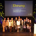 Bezirkstagspräsident Martin Sailer (hintere Reihe, Mitte) und Wolfgang Heinlein (Gesamtpersonalratsvorsitzender Bezirkskliniken Schwaben; Dritter v. r.) würdigten die Leistungen der Jubilare des Bezirkskrankenhauses (BKH) Augsburg. - Foto: Georg Schalk