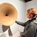 Das Werk „SZENARIOTRICHTER I“ in der Ausstellung, (2014, Eichenstammholz 300-jährig)  Foto: Oda Bauersachs, Museum Oberschönenfeld