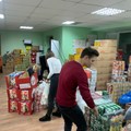 Auspacken und Verteilen der Hilfsgüter