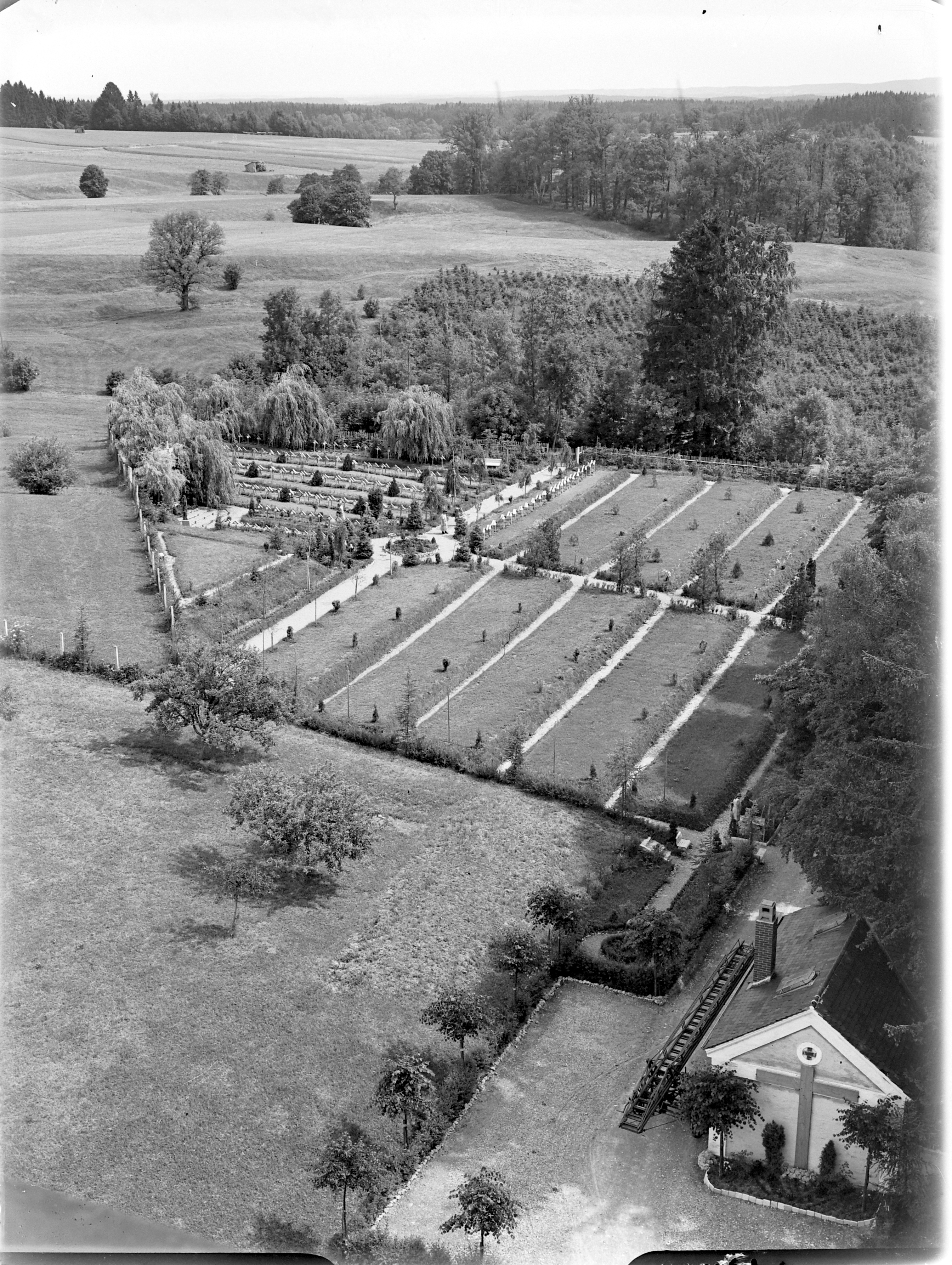 Prosektur und Anstaltsfriedhof Foto: Pater Carl Wolff (Archiv der Benediktinerabtei Münsterschwarzach)