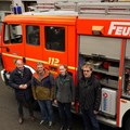 (v. l. n. r.) Bezirkstagspräsident Martin Sailer, Andreas Brem aus der Bauabteilung des Bezirks, Partnerschaftsbeauftragte Dr. Katharina Haberkorn und Markus Seifert vor dem Feuerwehrfahrzeug für ukrainische Gemeinde Chudei. - Foto: Elisabeth Heisig