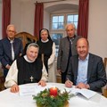letzte Reihe v.r.n.l. Hr. Strehle, Schwester Martha, Herr Warrisch vorne v.l.n.r. Äbtissin Gertrud Pesch, Bezirktagspräsident Martin Sailer Foto: Juleen Schurr/Bezirk Schwaben