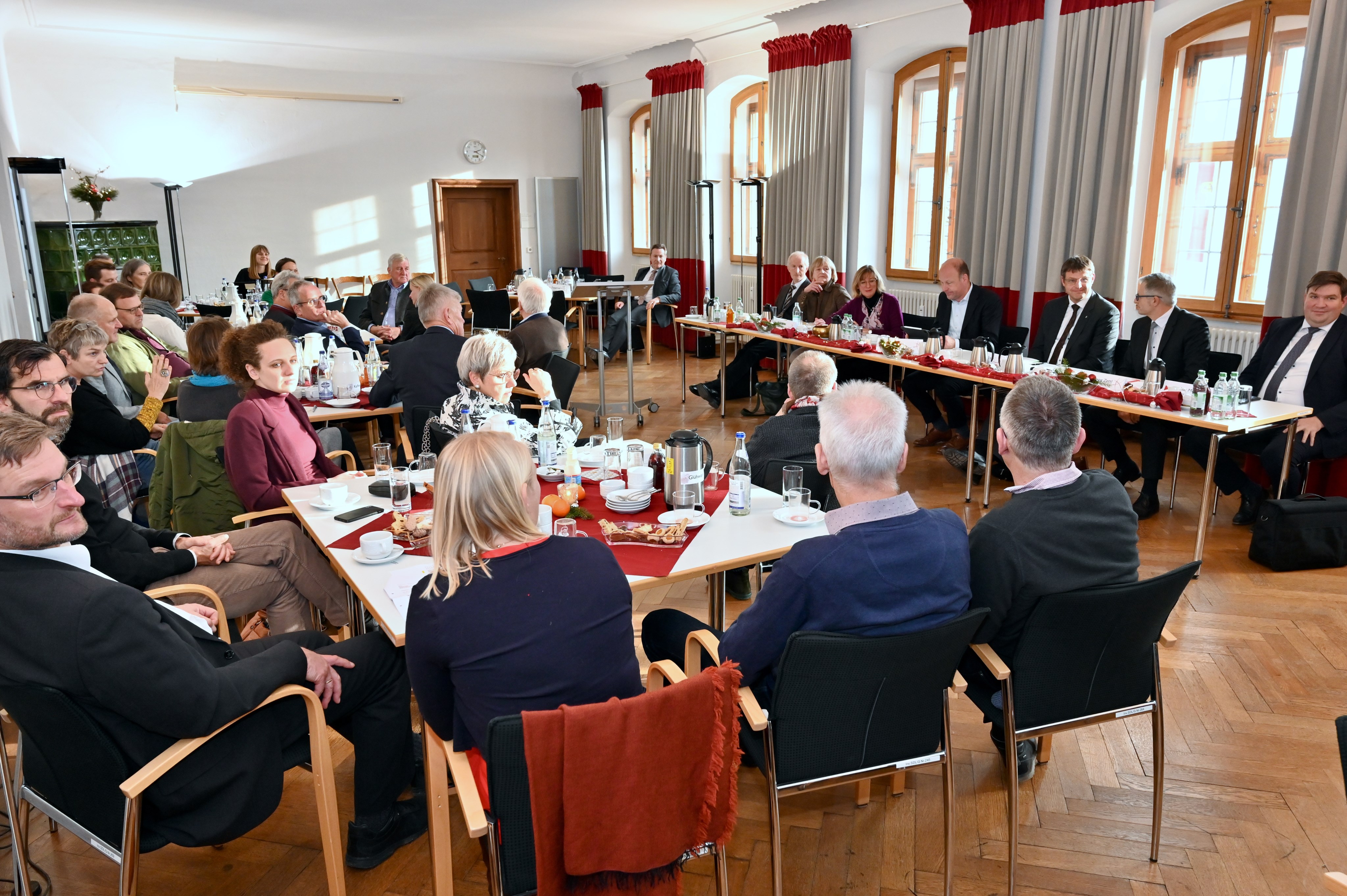 Mitglieder der SDL
von links:
 
Josef Holzmann, Behördenleiter ALE Oberbayern 
Birgit Böhm, Leiterin des Fachbeirates 
Gerlinde Augustin, Geschäftsführerin SDL Thierhaupten
Martin Sailer, Vorstandsvorsitzender und Bezirkstagspräsident Schwaben
Christian Kreye, 2.stellv. Vorsitzender, Behördenleiter, ALE Schwaben
Dr. Wolfgang Zettl, Vorstandsmitglied der Kreissparkasse Augsburg
Markus Müller, Landrat Landkreis Dillingen/Donau