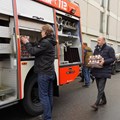 Über 100 Tonnen an Hilfsgütern fanden bereits ihren Weg in die Ukraine. Bezirkstagspräsident Martin Sailer (rechts) packte beim Verladen der Güter in ein Feuerwehrauto, das vor Ort zum Einsatz kommt, mit an. Über 100 Tonnen an Hilfsgütern fanden bereits ihren Weg in die Ukraine. Bezirkstagspräsident Martin Sailer (rechts) packte beim Verladen der Güter in ein Feuerwehrauto, das vor Ort zum Einsatz kommt, mit an.
