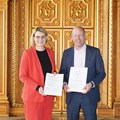 Bezirkstagspräsident Martin Sailer und Oberbürgermeisterin Eva Weber haben eine Kooperationsvereinbarung unterzeichnet, um Hilfsangebote noch leichter zugänglich zu machen. - Foto: Elisabeth Heisig