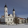 Das Bild zeigt Kloster Irsee im winterlichen Gewand - Foto: Achim Bunz