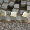 Stolperstein-Setzung 2 - Foto: Achim Bunz