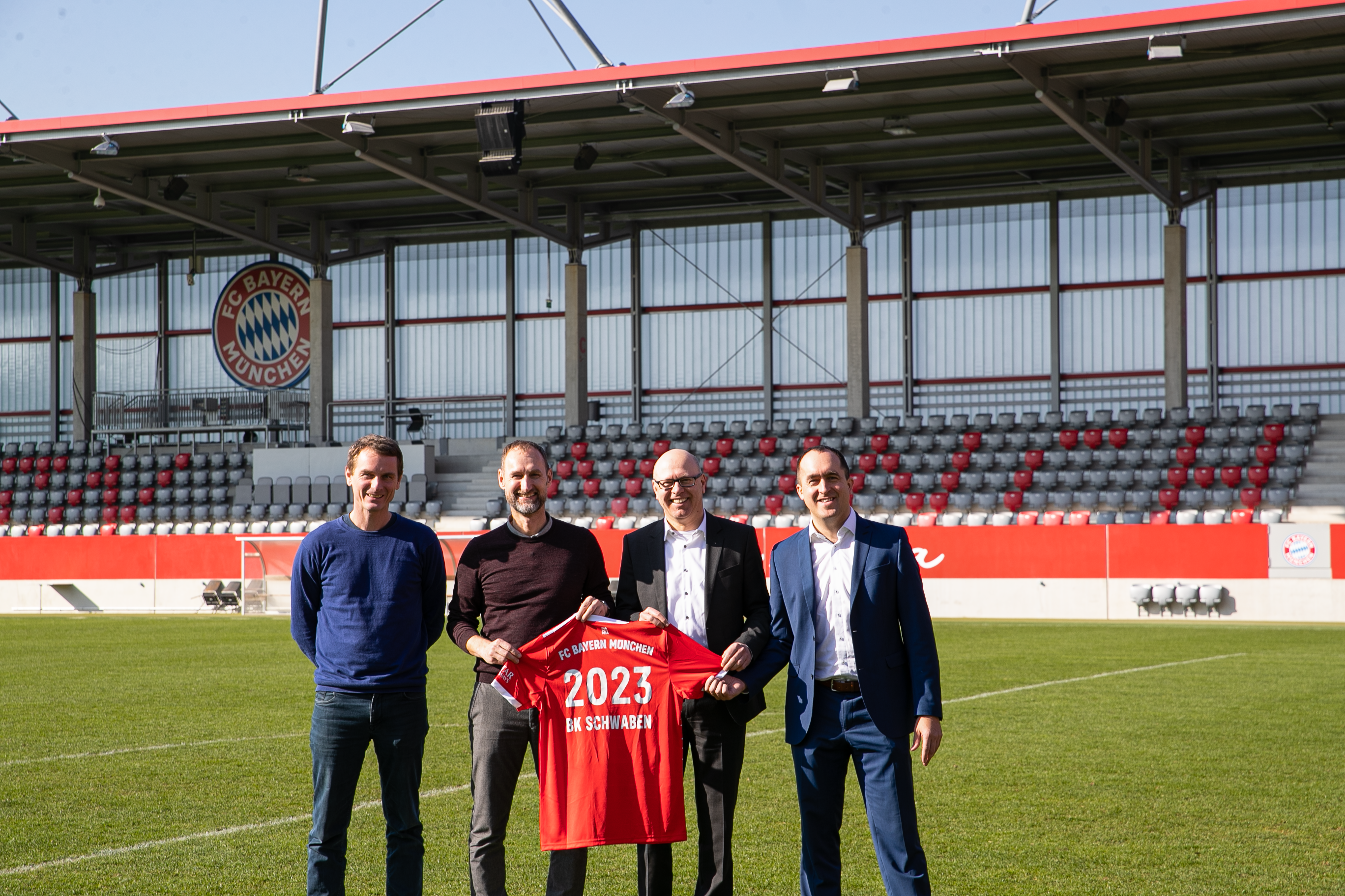 Auf dem FC-Bayern-Campus in München besiegelten der deutsche Rekordmeister und die Bezirkskliniken Schwaben ihre Zusammenarbeit im Bereich der mentalen Gesundheit im Nachwuchsleistungsfußball: (von links) Psychologe Christian Luthardt, Campus-Leiter Jochen Sauer (beide FCB), Thomas Duell (Stabsstelle Sonderaufgaben beim Vorstand) und Vorstandsvorsitzender Stefan Brunhuber (beide Bezirkskliniken).