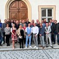 Die Absolventen der Weiterbildung zum Sicherheitsbeauftragten im Maßregelvollzug mit S. Loh (4.v.r.), dem Leiter des Amts für Maßregelvollzug in Bayern, sowie den Kursleitern und dem Bildungsreferenten des Bildungswerks Irsee, M. Girke. - Foto: Prill/SBZI