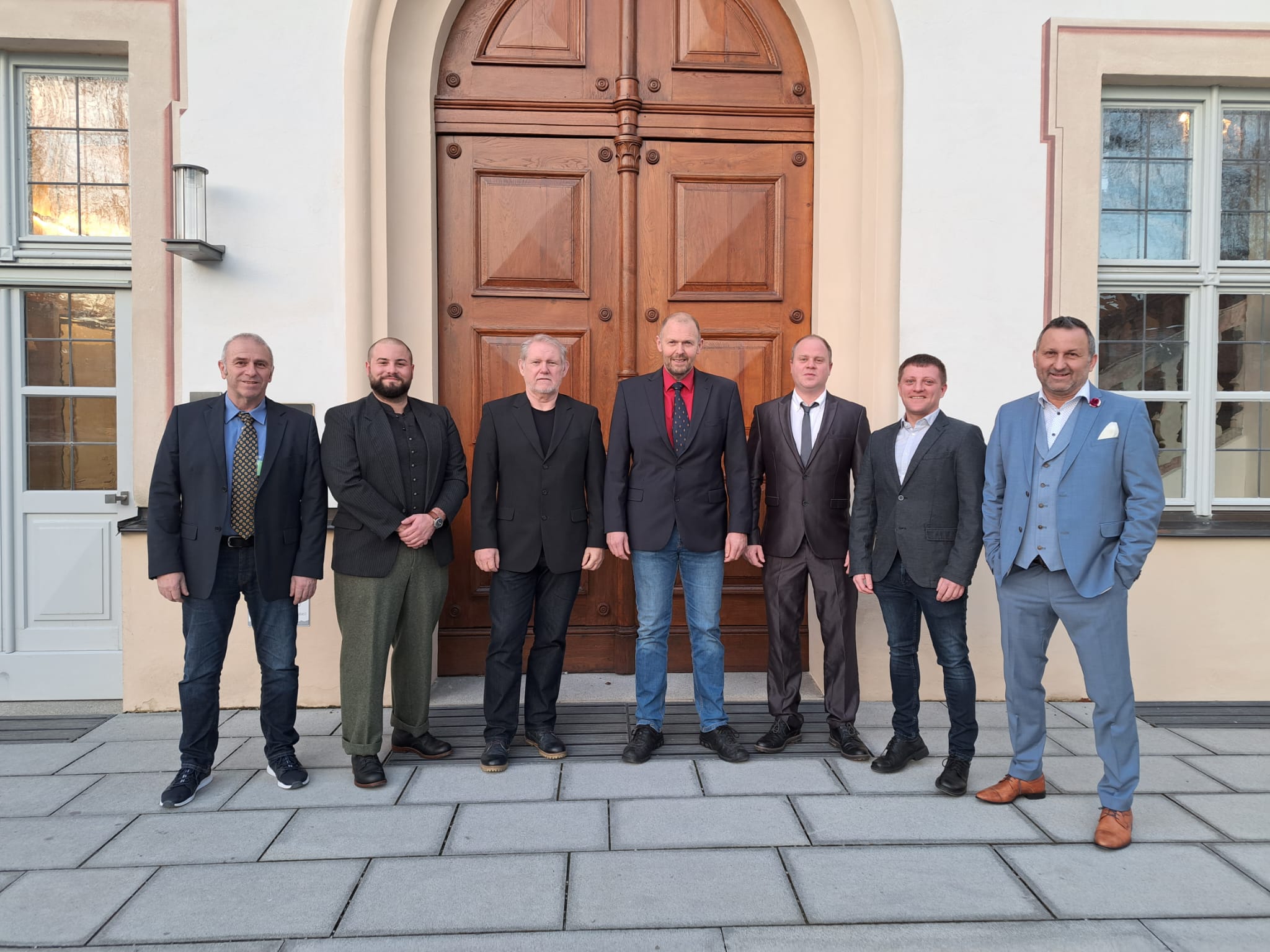 Die Kursleiter der Weiterbildung Sicherheitsbeauftrage/r im Maßregelvollzug (v.l.n.r.): Johann Leibl, Martin Schletter, Kersten Steinbach, Walter Blüml, Matthias Kamper, Marco Sandner, Georg Jung. - Foto: Prill/SBZI