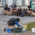 Gunter Demnig bei der Setzung von vier neuen Stolpersteinen vor Kloster Irsee - Foto: Martin Zurek