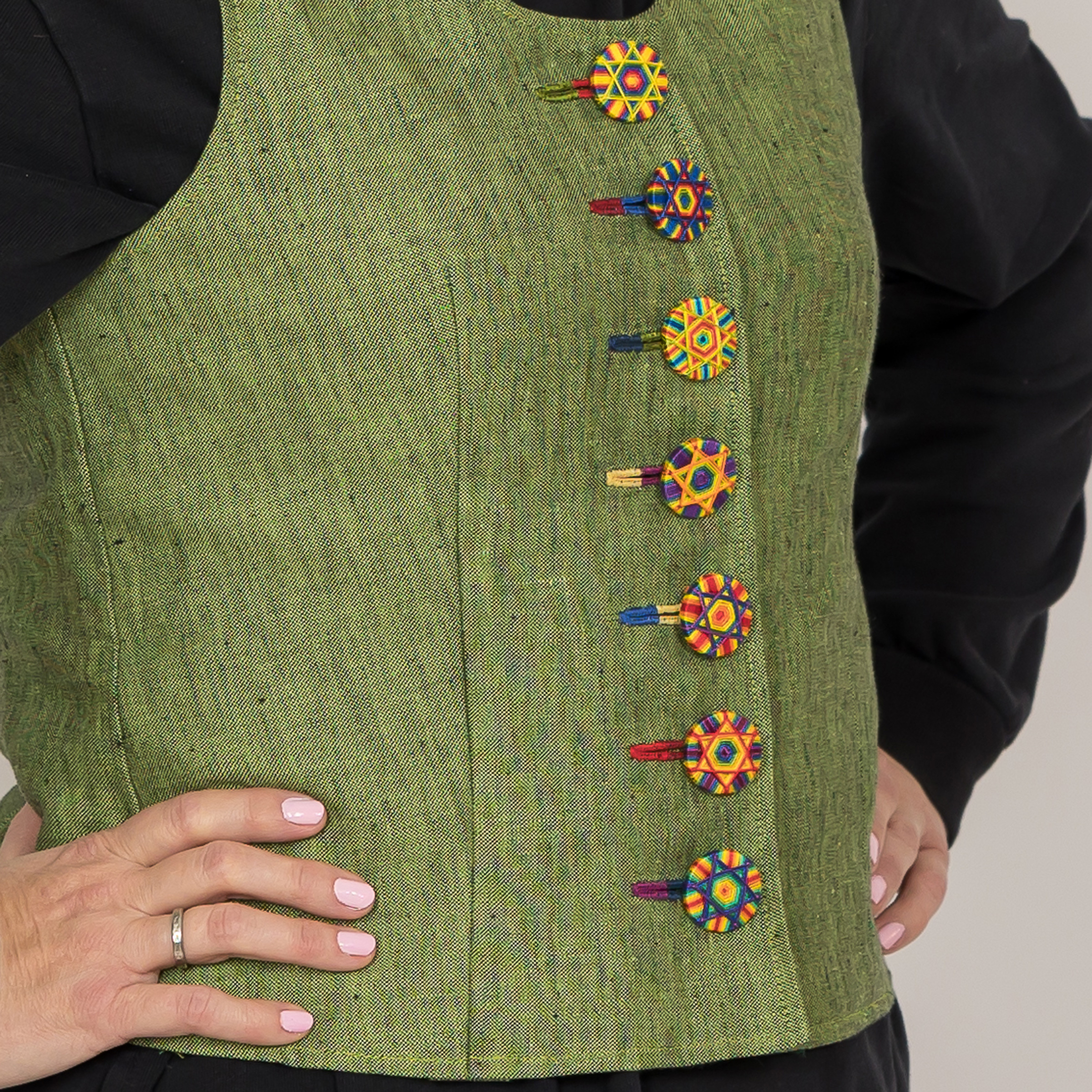 Bunte Posamentenknöpfe und farblich passende handgestochene Knopflöcher machen aus dem klassischen Leibchenschnitt einen echten Hingucker. - Foto: Georg Drexel