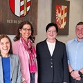 Bezirksrätin S. Denzler (2. v. l.) würdigte C. Reisenbüchler (3. v. l.), die langjährige Leiterin der Wohnanlage Dr.-Georg-Simnacher-Stiftung. Ihre Nachfolger sind S. Zanke-Weikert (1. v. l.) und M. Paulus (4. v. l.). -  Foto: Martin Seitz
